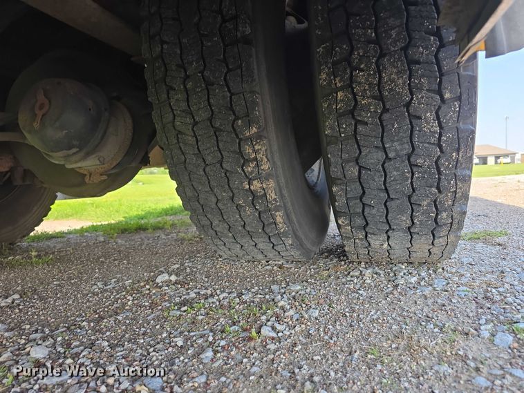 image for item DT6911 2000 Thomas Built Saf-T-Liner school bus