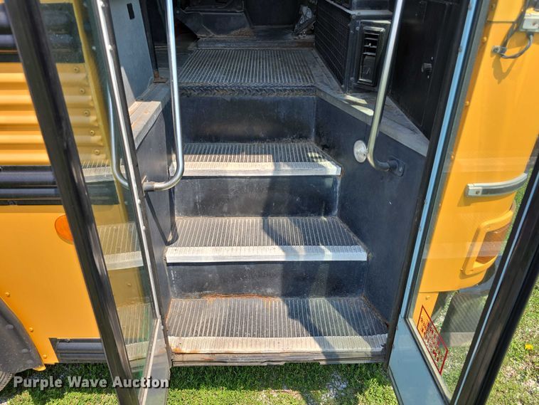 image for item DT6912 1998 Thomas Built Saf-T-Liner school bus