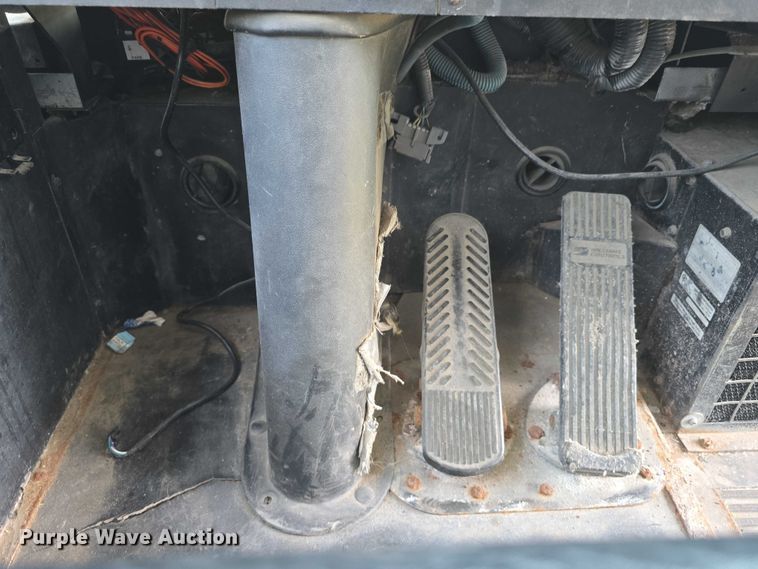 image for item DT6912 1998 Thomas Built Saf-T-Liner school bus