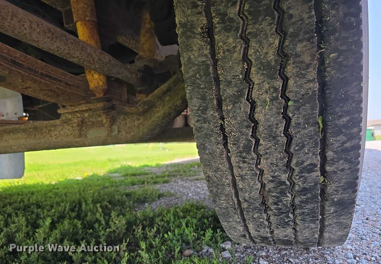 image for item DT6912 1998 Thomas Built Saf-T-Liner school bus