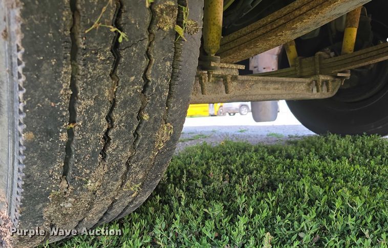 image for item DT6912 1998 Thomas Built Saf-T-Liner school bus