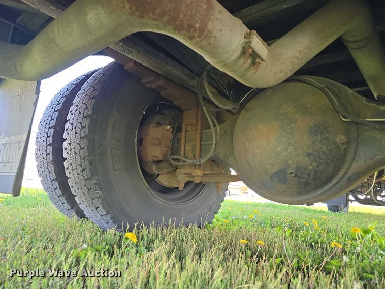 image for item DT6913 2003 Freightliner FS65 school bus