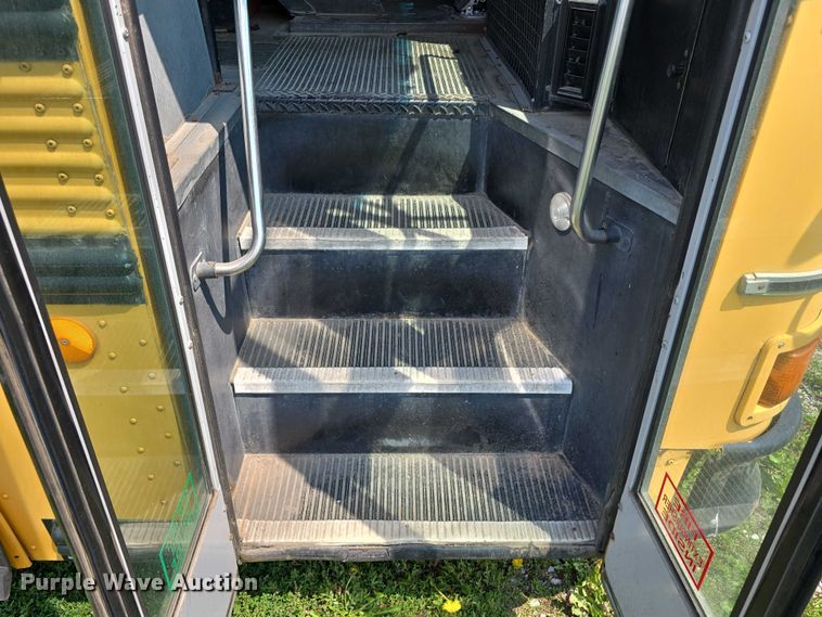 image for item DT6914 1998 Thomas Built Saf-T-Liner ER school bus