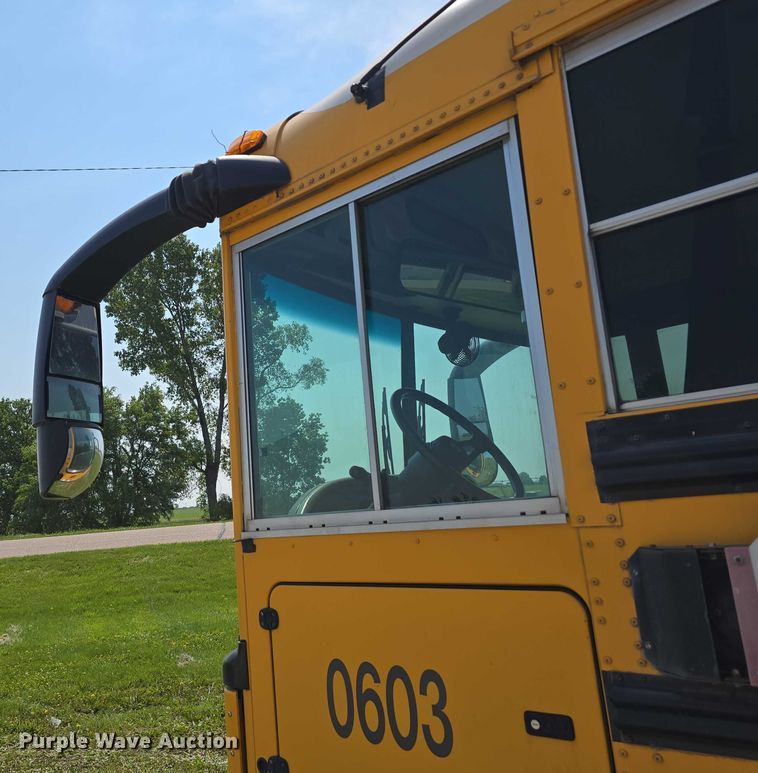 image for item DT6915 2006 Thomas Built Saf-T-Liner school bus