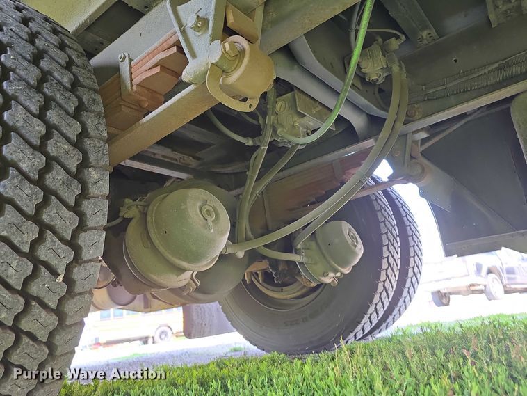 image for item DT6915 2006 Thomas Built Saf-T-Liner school bus