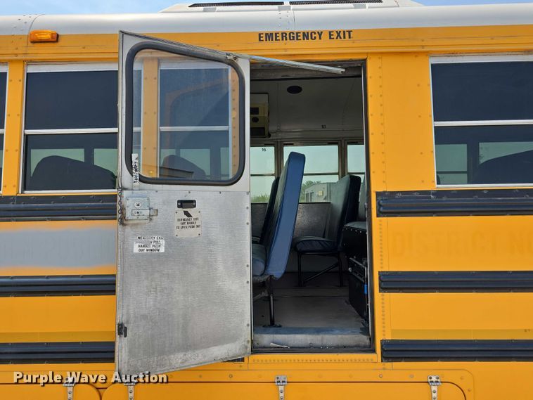 image for item DT6915 2006 Thomas Built Saf-T-Liner school bus