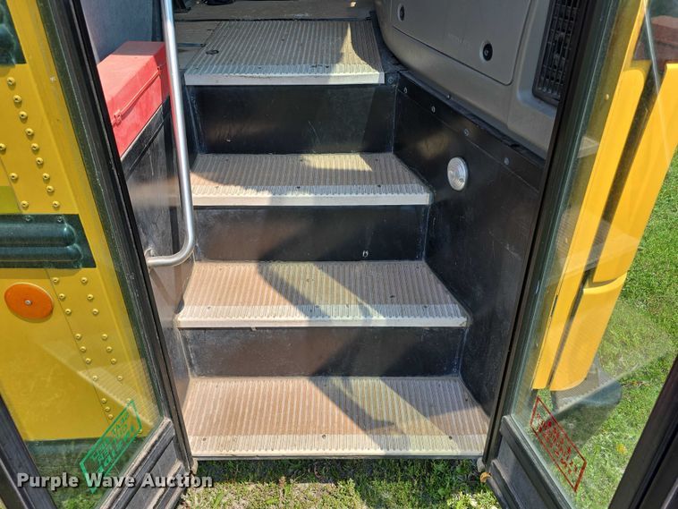 image for item DT6915 2006 Thomas Built Saf-T-Liner school bus