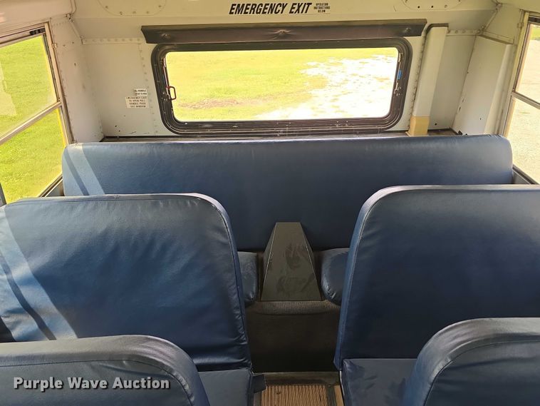 image for item DT6915 2006 Thomas Built Saf-T-Liner school bus