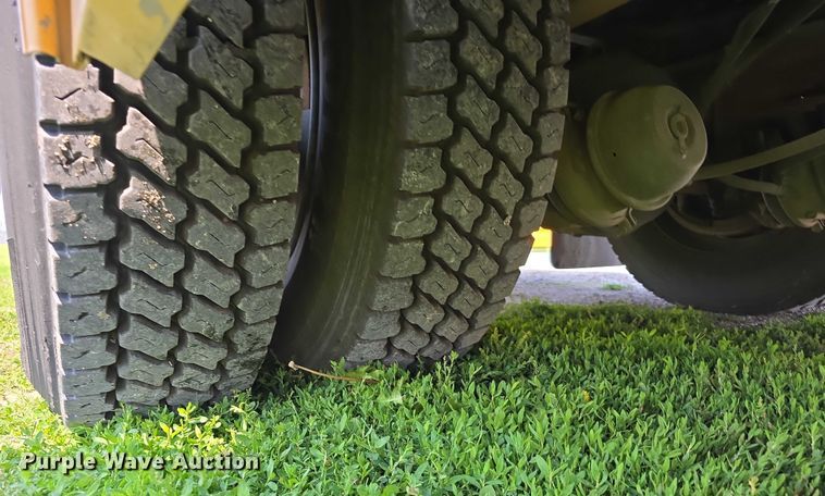 image for item DT6915 2006 Thomas Built Saf-T-Liner school bus