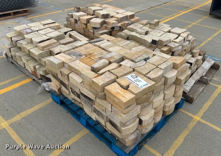 image for item DU7895 (4) pallets of fire brick