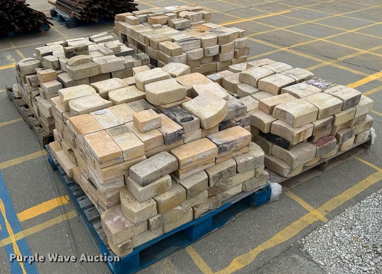 image for item DU7895 (4) pallets of fire brick