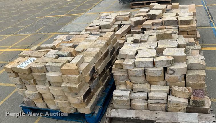 image for item DU7895 (4) pallets of fire brick