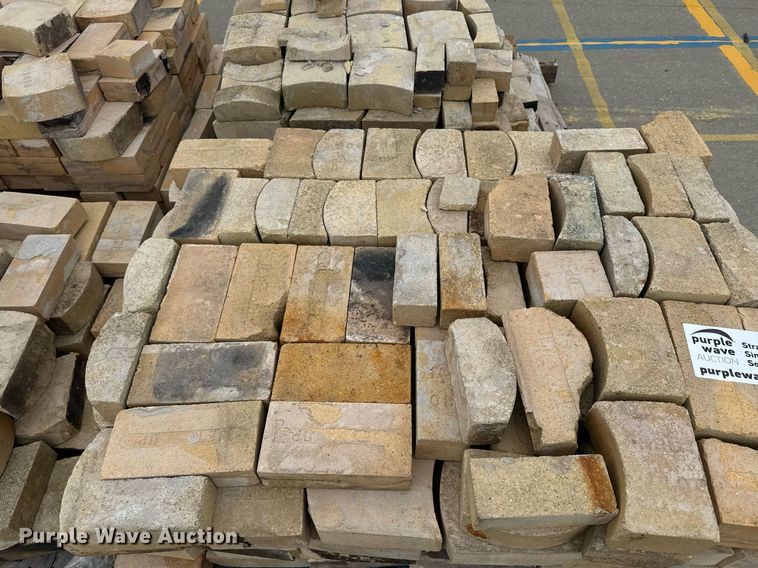 image for item DU7895 (4) pallets of fire brick