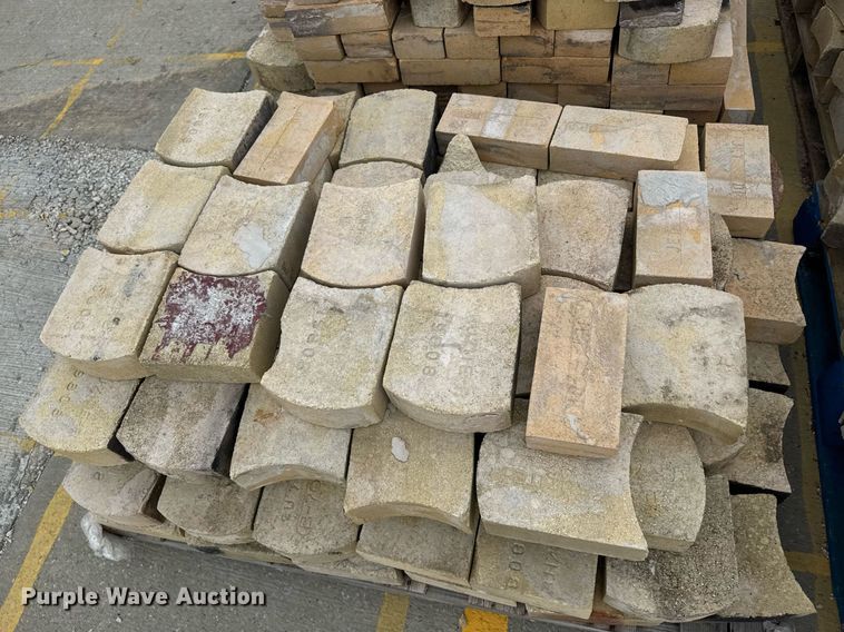 image for item DU7895 (4) pallets of fire brick