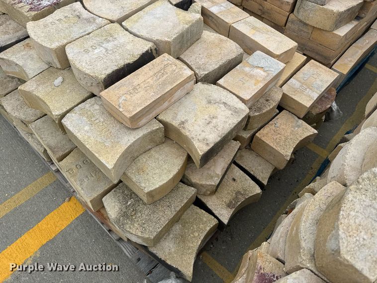 image for item DU7895 (4) pallets of fire brick