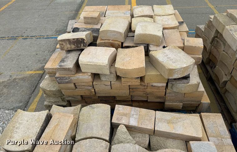 image for item DU7895 (4) pallets of fire brick