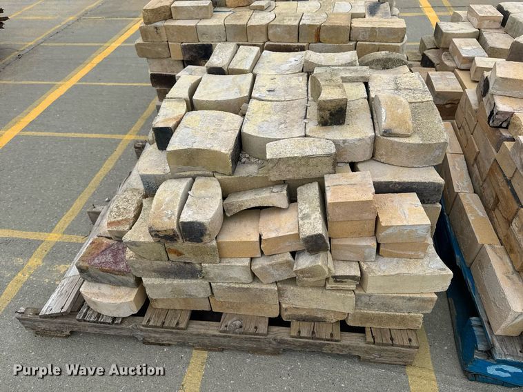 image for item DU7895 (4) pallets of fire brick