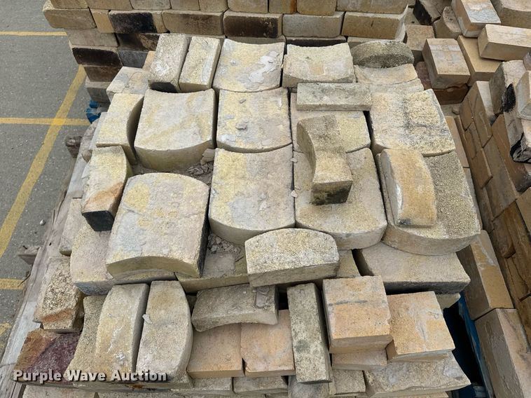 image for item DU7895 (4) pallets of fire brick