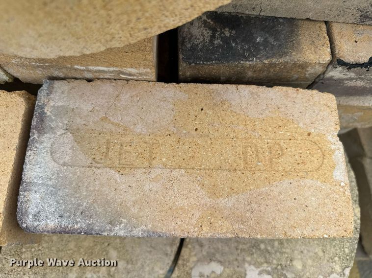 image for item DU7895 (4) pallets of fire brick