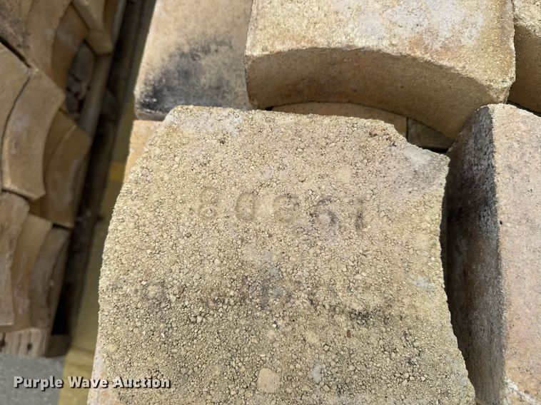 image for item DU7895 (4) pallets of fire brick