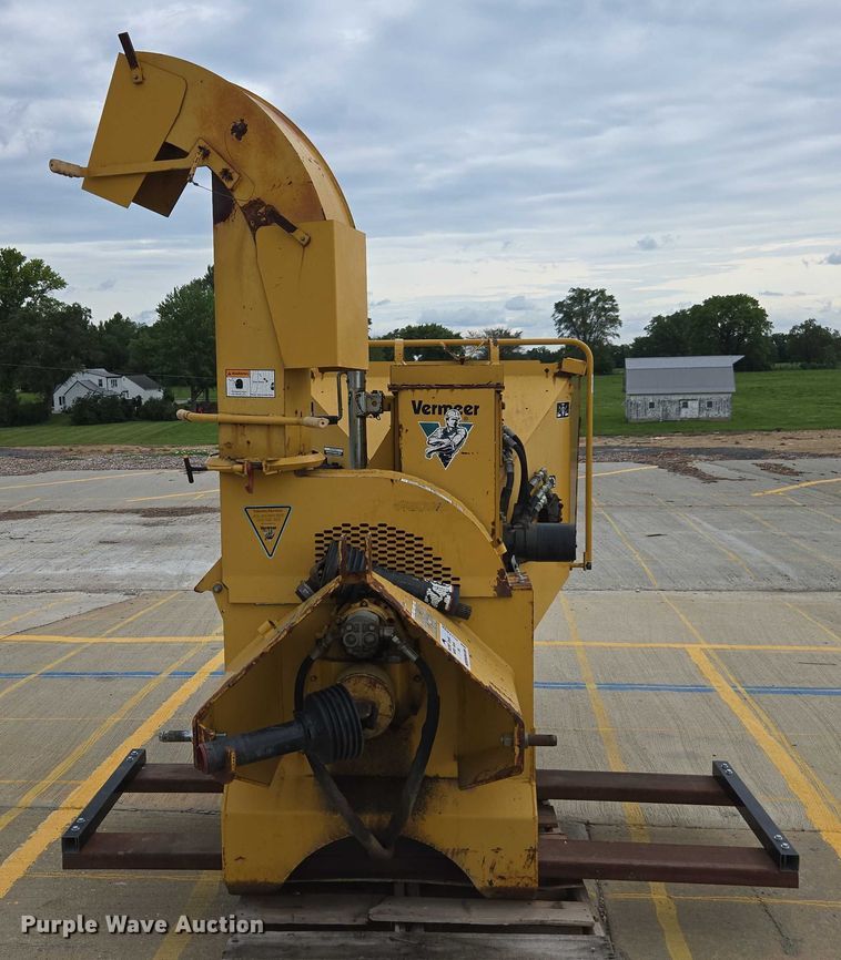 image for item DU7898 Vermeer wood chipper