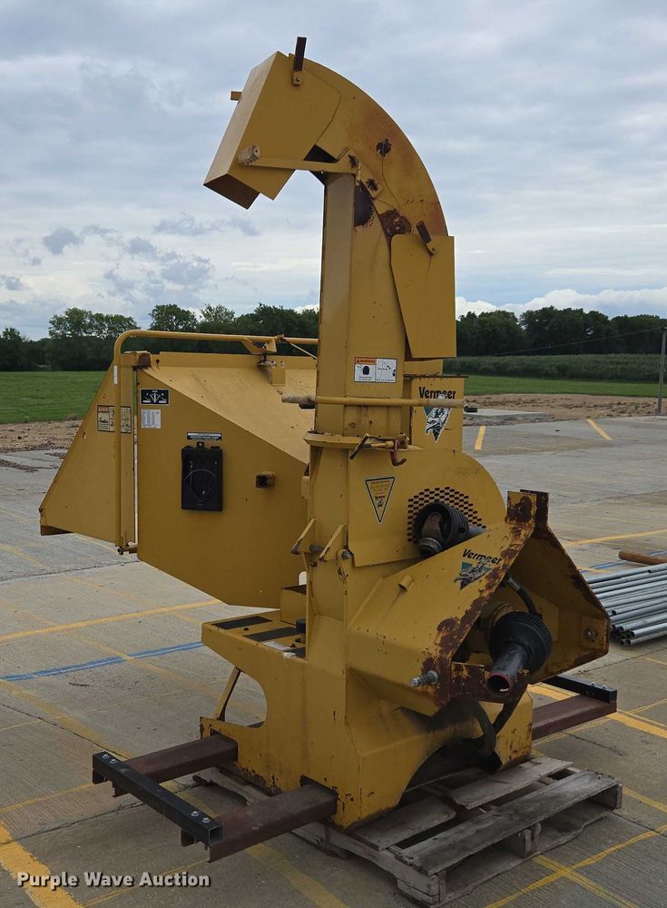 image for item DU7898 Vermeer wood chipper