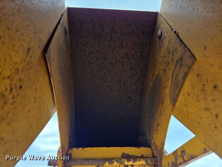 image for item DU7898 Vermeer wood chipper