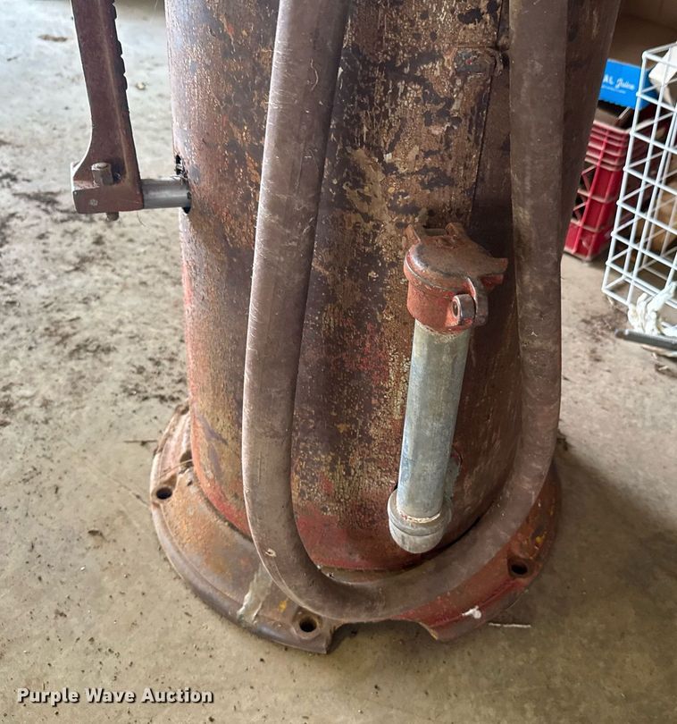 image for item DU9821 Bennett 810 gas pump