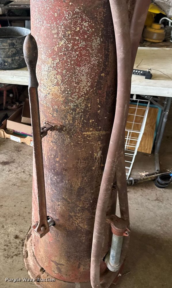 image for item DU9821 Bennett 810 gas pump