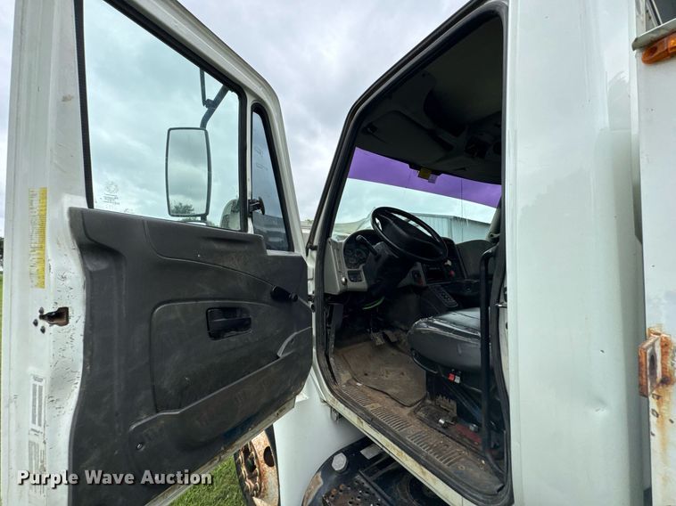 image for item DU9823 2008 International 4400 utility / service truck