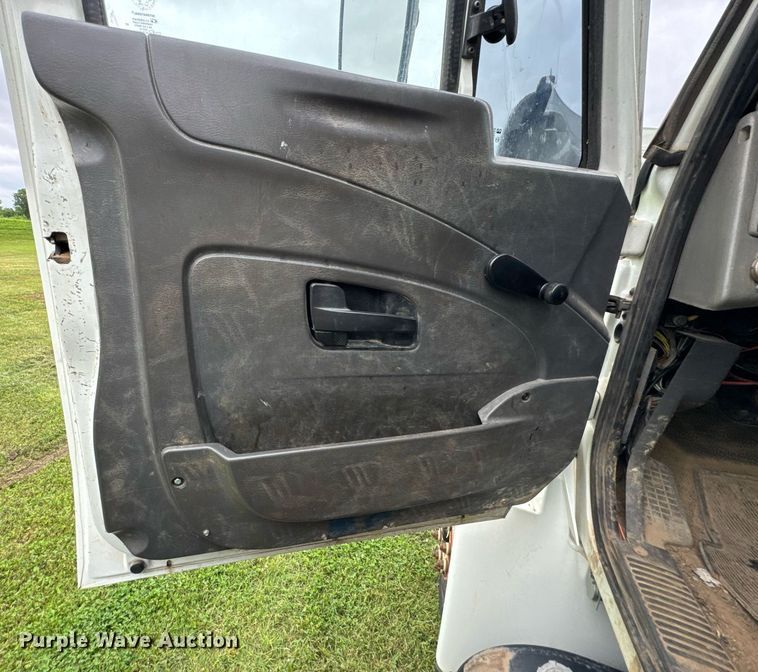 image for item DU9823 2008 International 4400 utility / service truck