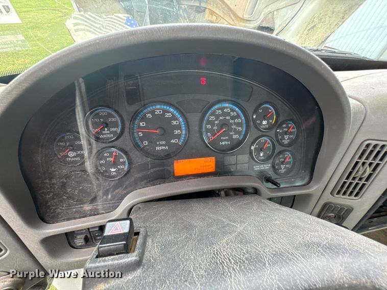 image for item DU9823 2008 International 4400 utility / service truck