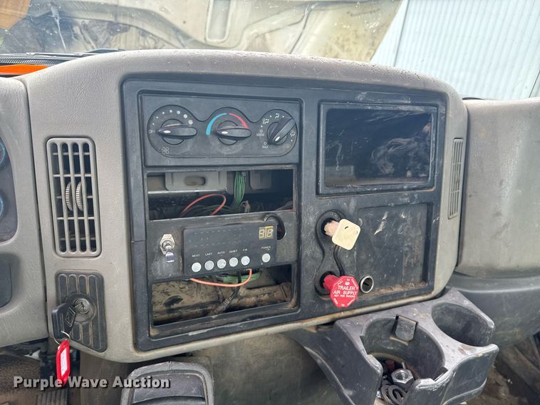 image for item DU9823 2008 International 4400 utility / service truck