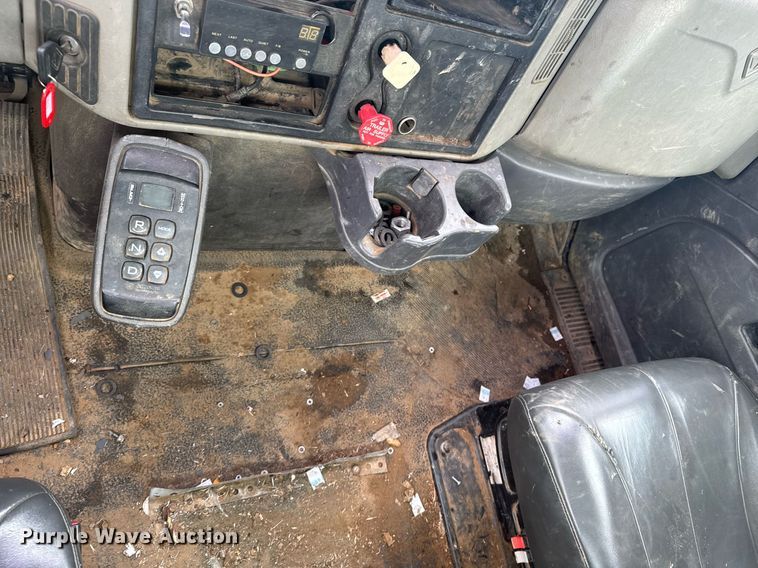 image for item DU9823 2008 International 4400 utility / service truck