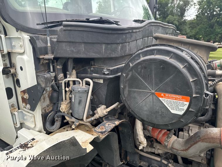 image for item DU9823 2008 International 4400 utility / service truck