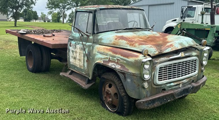 image for item DU9825 International B-162 dump flatbed pickup truck