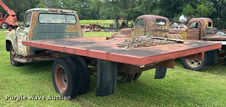 image for item DU9825 International B-162 dump flatbed pickup truck