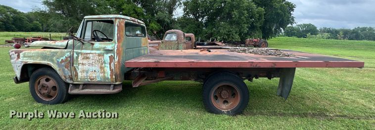 image for item DU9825 International B-162 dump flatbed pickup truck