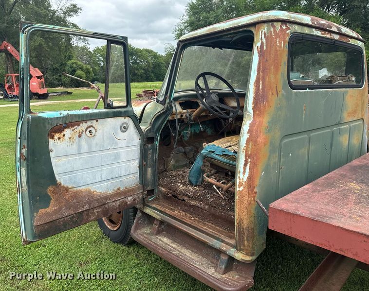 image for item DU9825 International B-162 dump flatbed pickup truck