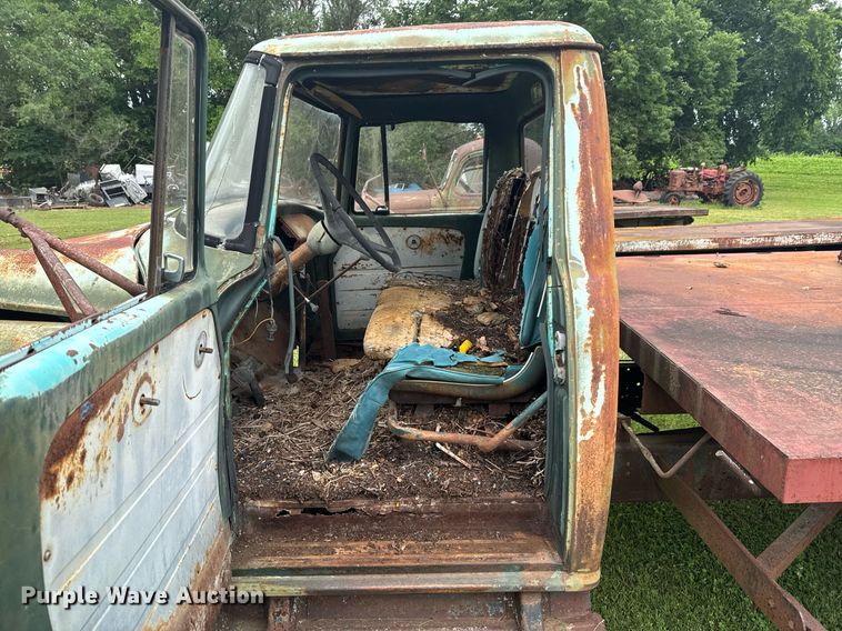 image for item DU9825 International B-162 dump flatbed pickup truck