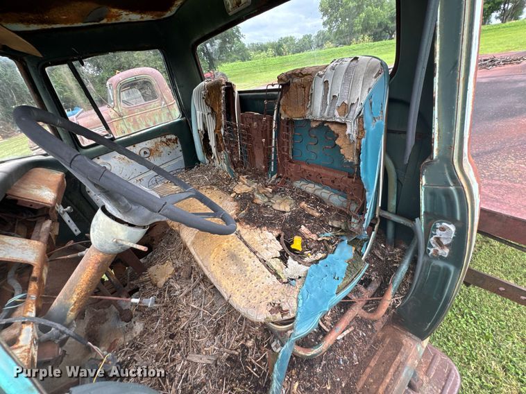 image for item DU9825 International B-162 dump flatbed pickup truck