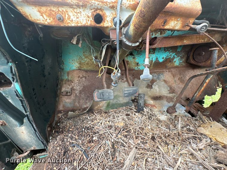 image for item DU9825 International B-162 dump flatbed pickup truck