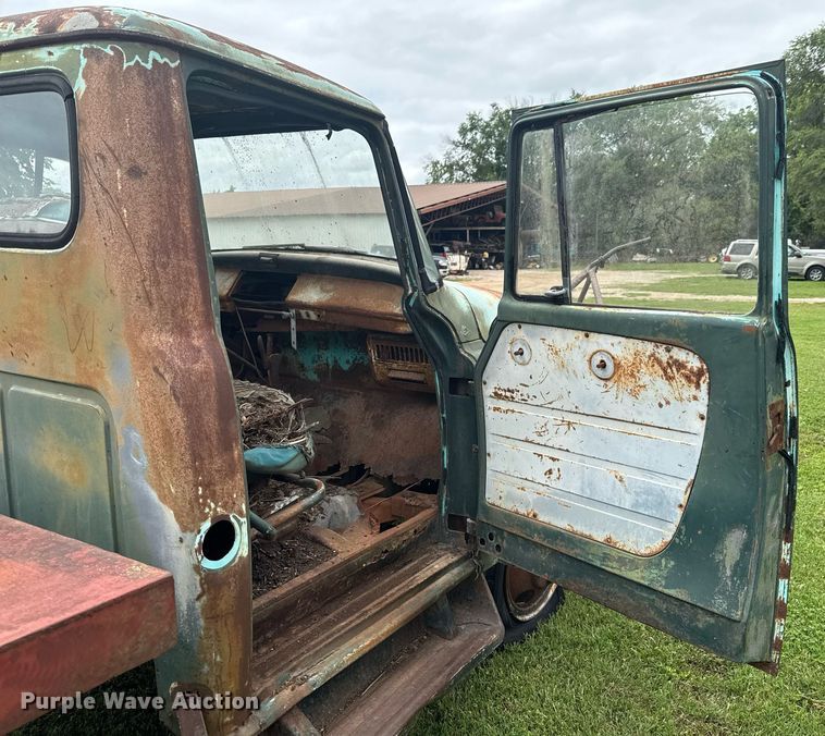 image for item DU9825 International B-162 dump flatbed pickup truck