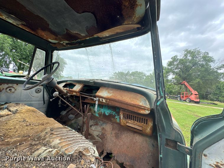 image for item DU9825 International B-162 dump flatbed pickup truck