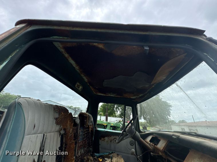 image for item DU9825 International B-162 dump flatbed pickup truck