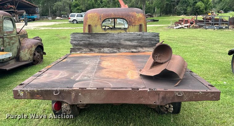 image for item DU9827 International flatbed pickup truck