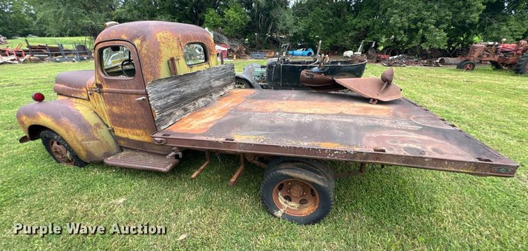 image for item DU9827 International flatbed pickup truck