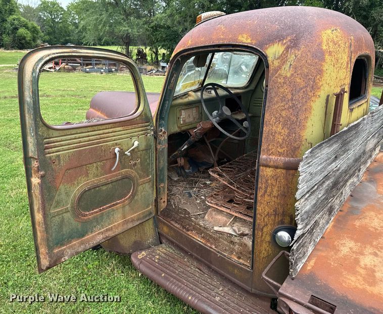 image for item DU9827 International flatbed pickup truck