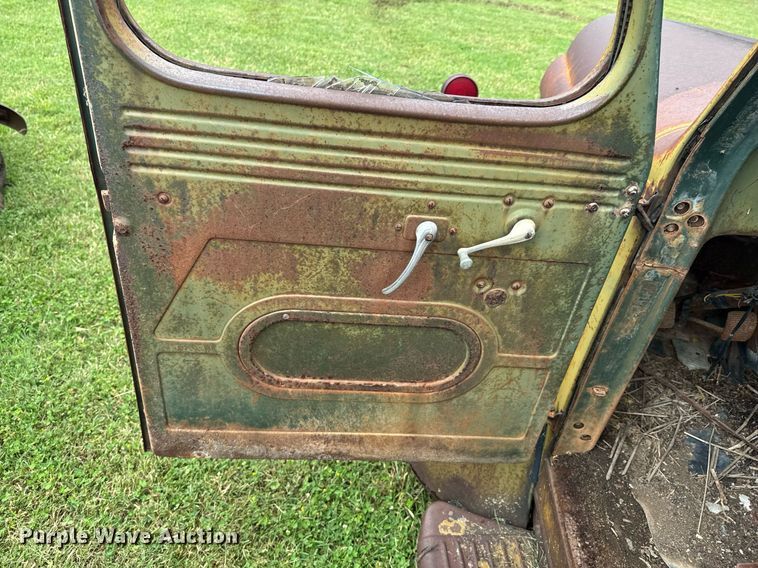 image for item DU9827 International flatbed pickup truck