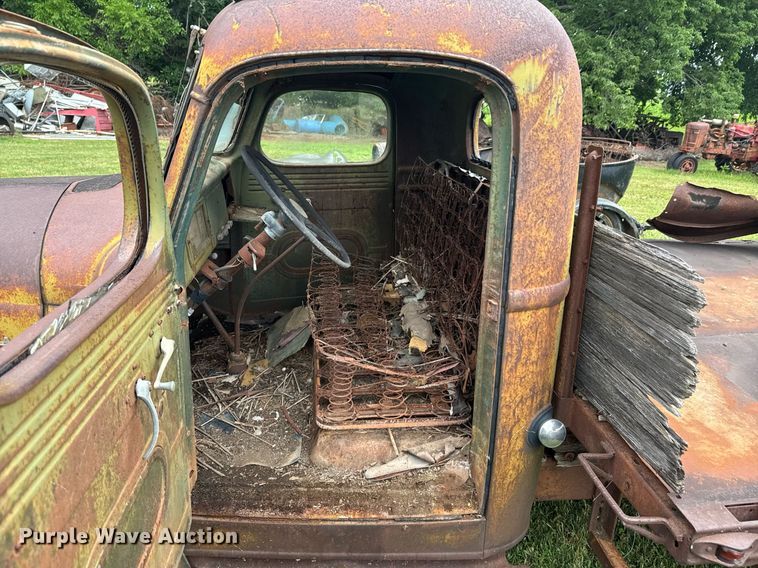 image for item DU9827 International flatbed pickup truck